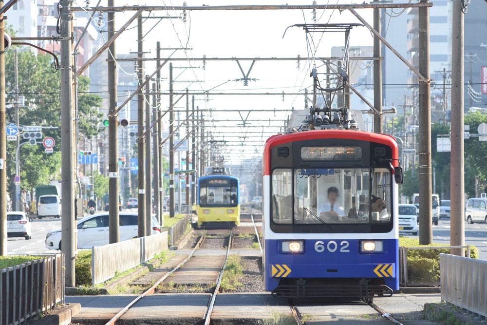 旧紀州街道にあたる大道筋は広い道路の真ん中に専用軌道がまっすぐ伸びています。綾ノ町 旧紀州街道にあたる大道筋は広い道路の真ん中に専用軌道がまっすぐ伸びています。綾ノ町