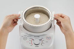 ぬかボックス＆精米かご一体取出構造