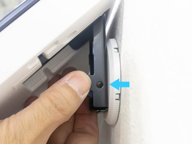 本体の受け金具をフックに引っ掛けて
