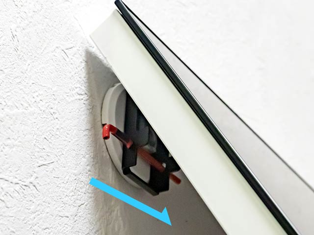 安全ロック工具を奥まで差し込む