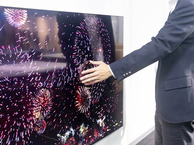 スピーカーはここ！画面そのもの！