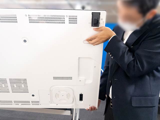 背面のくぼみを持って持ち上げる