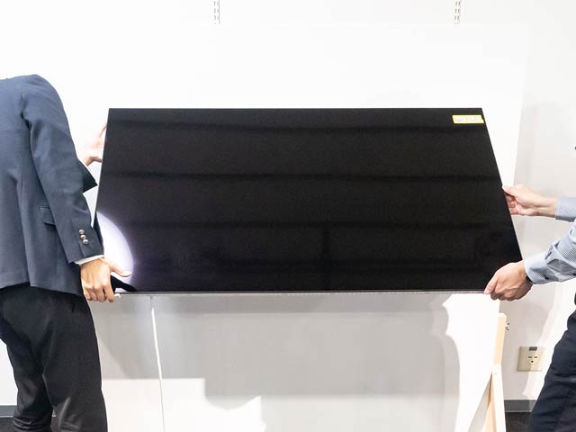 モニター部は軽くても2人で取り付け作業しましょう