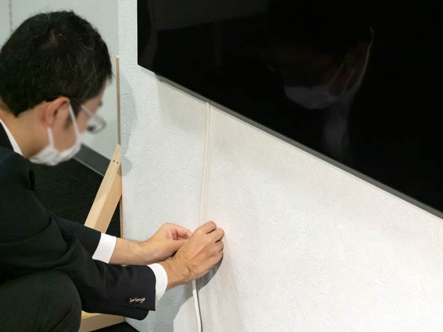 コードがたるまないように伸ばします