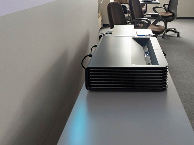 壁の近くでも100インチ！ 4K UHD対応 超短焦点プロジェクター VAVA