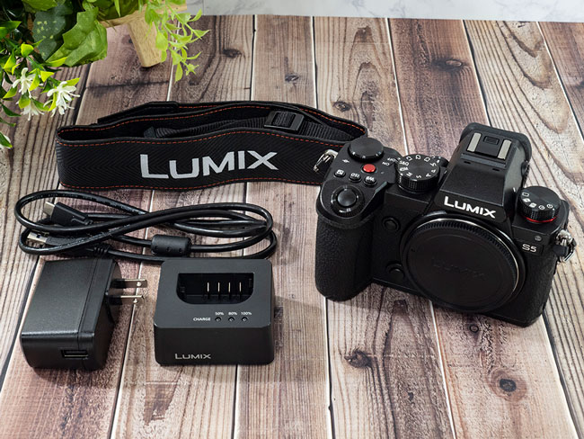 パナソニック LUMIX DC-S5 ボディ（外装に欠けあり。動作に問題なし） パナソニックが小型軽量のフルサイズ機「LUMIX DC-S5」発表