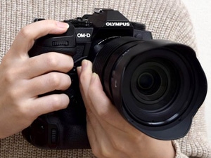 オリンパス ミラーレス一眼カメラ「OM-D-E-M1X」ボディ OM-D-E-M1X-ボデイ