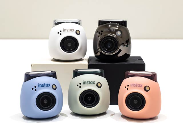 可愛すぎる手のひらサイズのカメラ『instax Pal』で、たくさん