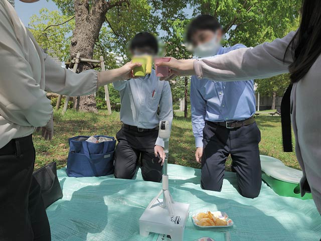 高さを合わせるためテーブルの上に三脚を設置