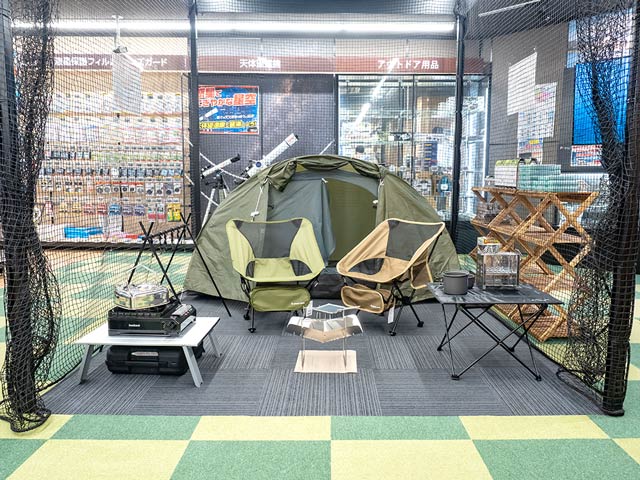 アウトドアコーナーにラグとジョイントマットを設置していく