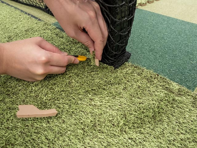 カッターで切っていく