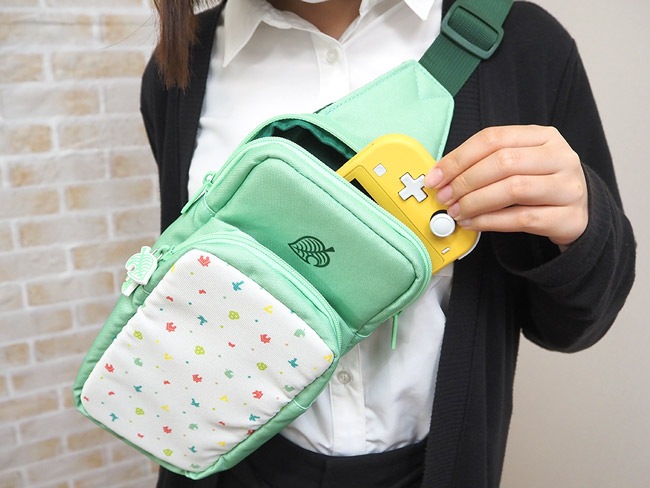 肩にかけたまま取り出しやすい!