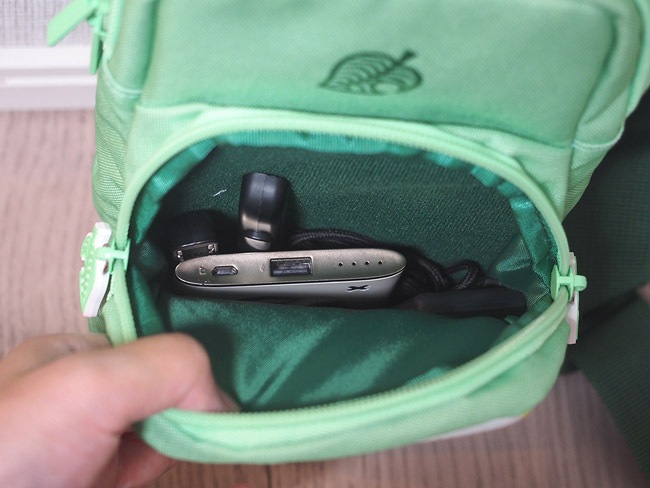 前のポケットにはモバイルバッテリーを入れたり