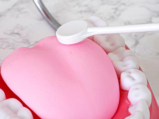 クロスと水で舌表面の汚れをやさしく除去