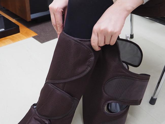 レッグリフレ EW-RA98 すね部分を固定している写真