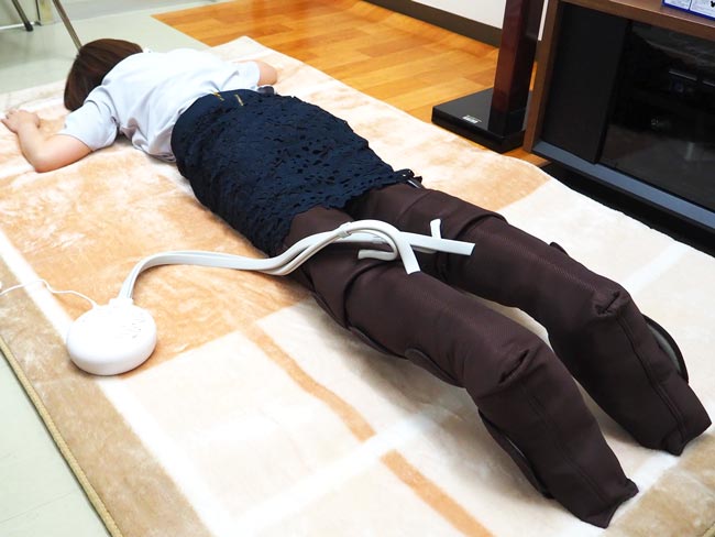 レッグリフレ EW-RA98 マッサージされている写真