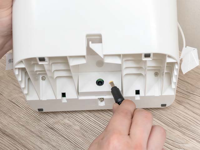 専用ACアダプタのプラグを差し込みます