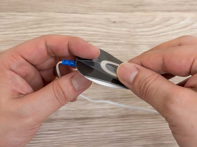 青丸パッドからフィルムをはがす