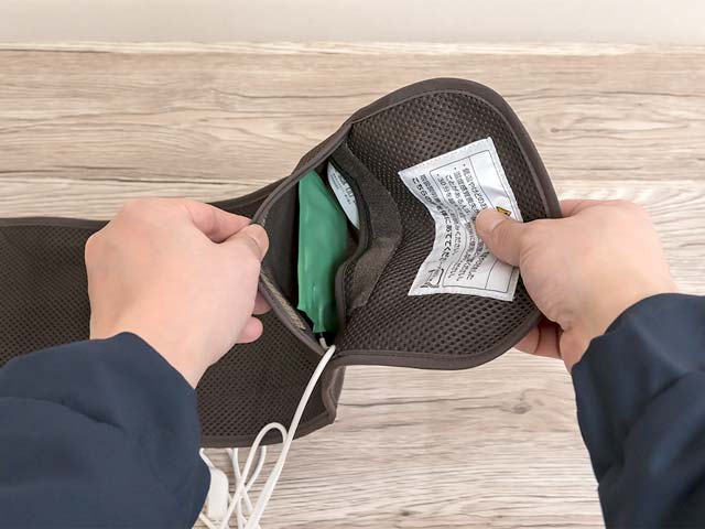 面ファスナーを開く