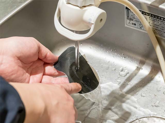 指先で軽く洗う