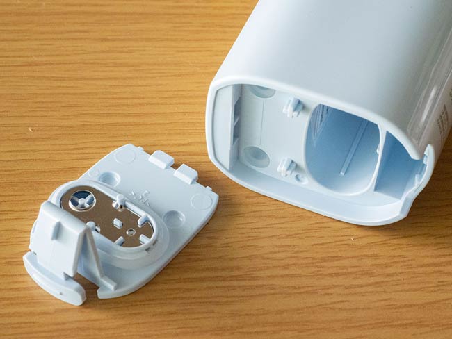 底部に単4アルカリ乾電池2本をセット