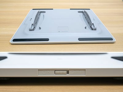 スタンドを立てて電源を入れる
