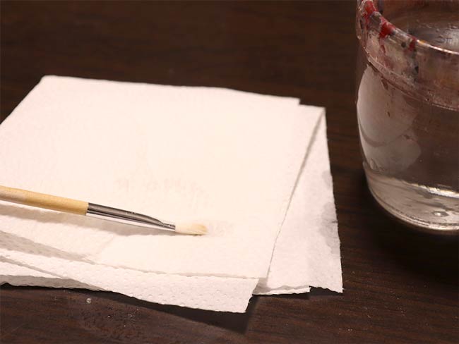 筆の水を吸うためにキッチンペーパーも用意