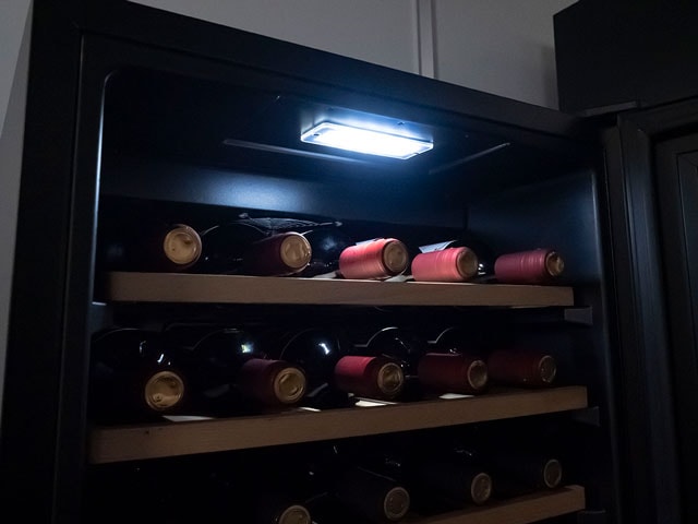 庫内上部にLED照明があります