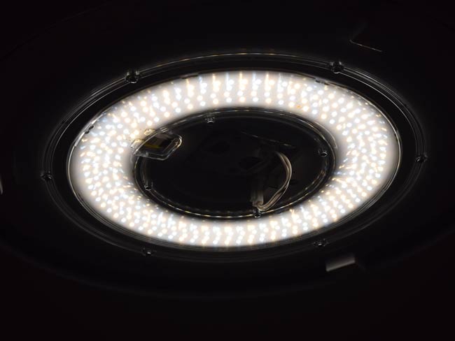 LEDライトが埋め込まれた照明器具