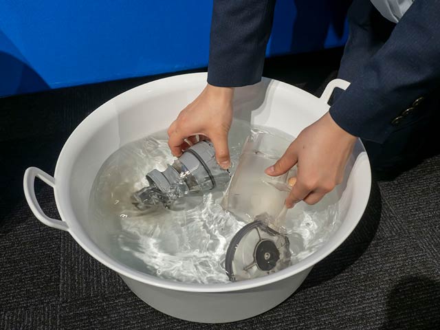 水洗いで汚れを落とす