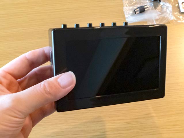 モニターはカラー液晶の4インチ