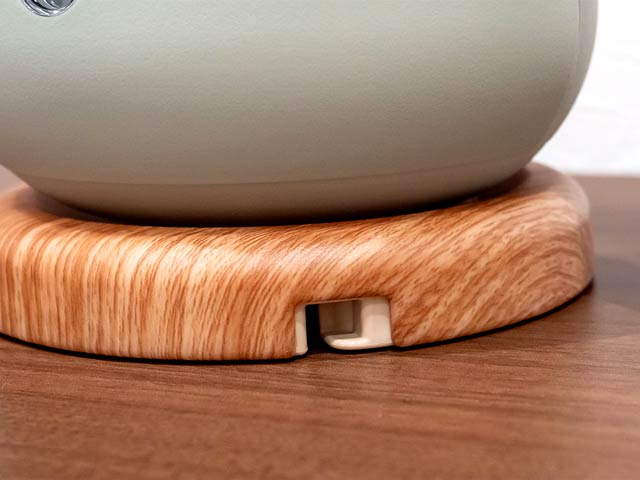 ケーブルを出せる穴は3箇所