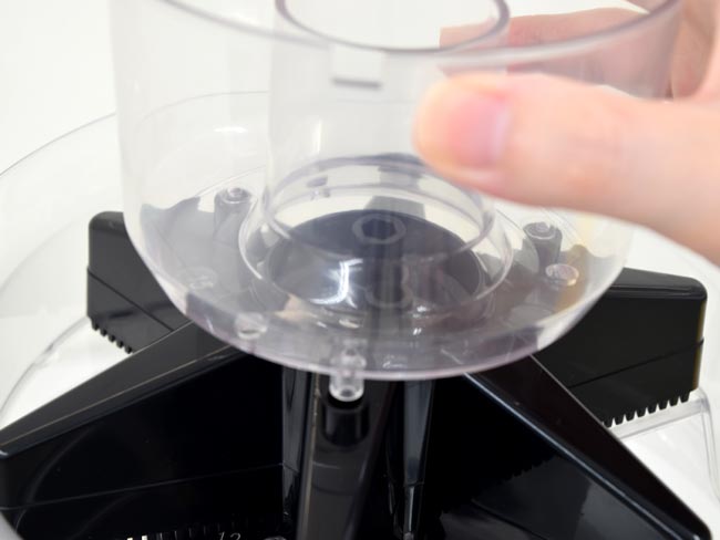 氷カップを取り付けている様子