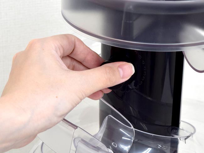 大人の流しそうめんの電源ダイヤルを回そうとしている瞬間