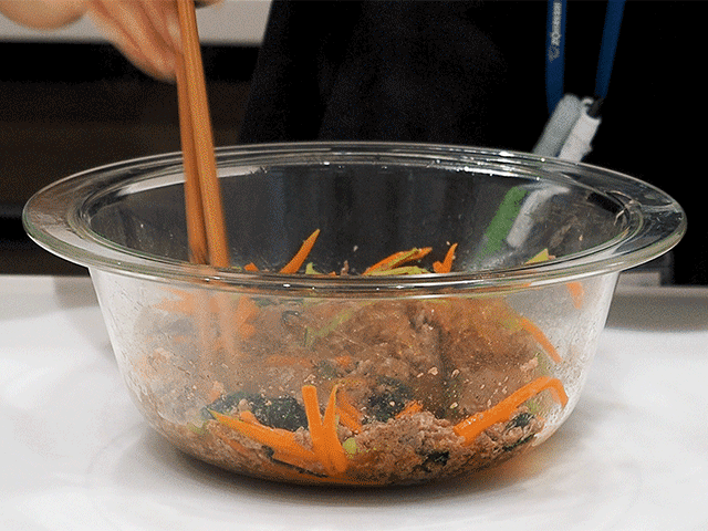 【動画】チャプチェを調理する様子です