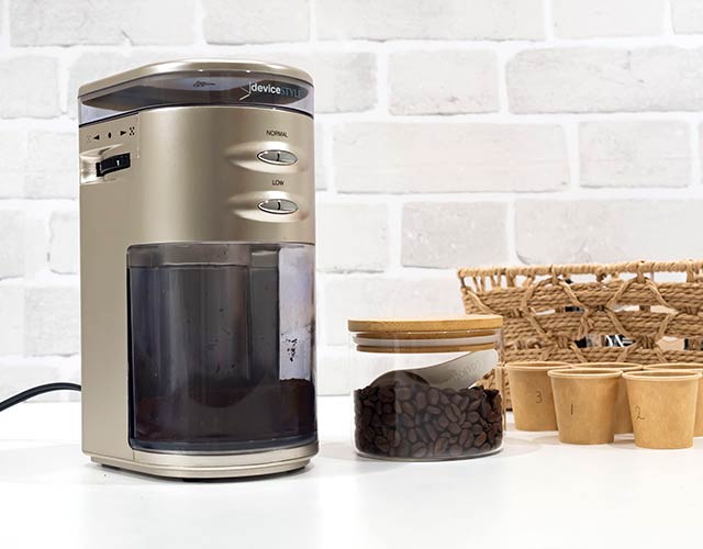 デバイスタイル 1〜2人用 コーヒーメーカー 保温 
deviceSTYLE 挽き目ダイヤルで好みの一杯を追求できる。デバイスタイルの電動