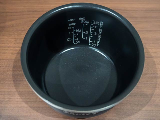 内側はつるつるで釜底はフラット