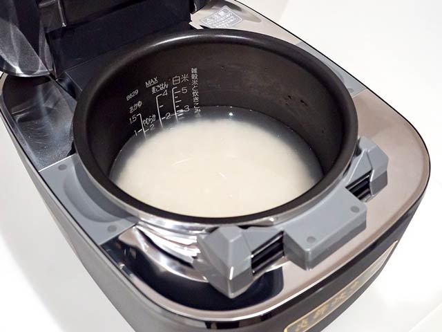 ご飯の弾力と舌触りが段違い! 象印の高級炊飯器「炎舞炊き」NW ご飯の弾力と舌触りが段違い! 象印の高級炊飯器「炎舞炊き」NW