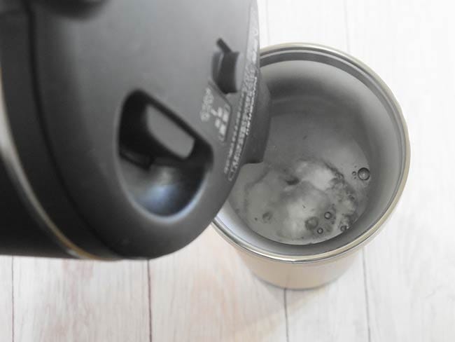 お湯を注いで温度変化を確かめる