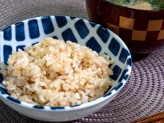 ご飯を実食！キッチンに溶け込むシンプルなデザインのおどり炊き