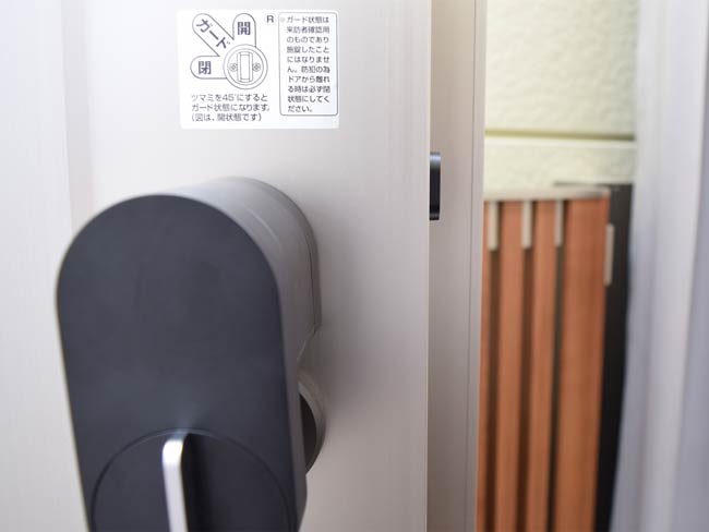 扉の側面に取り付けた状態を正面からみた状態