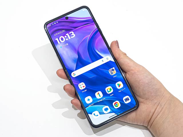 開くと6.9インチの大型スマホ