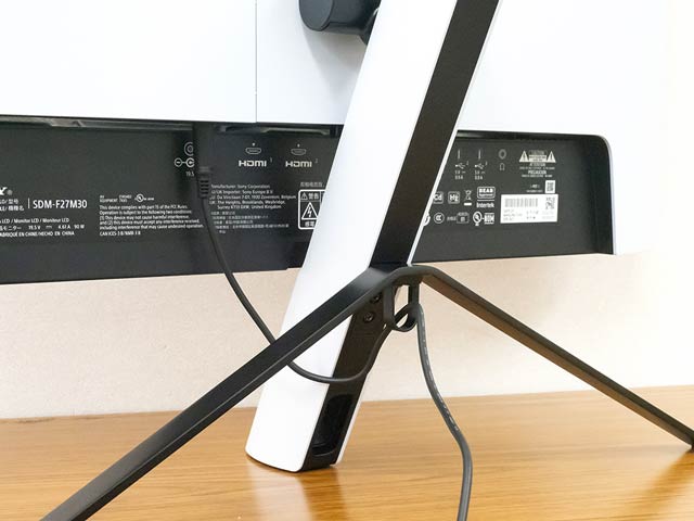 コードが絡まらずスッキリまとまる