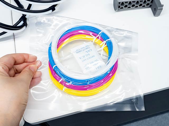 各色10gの「PLA」素材が4本付属