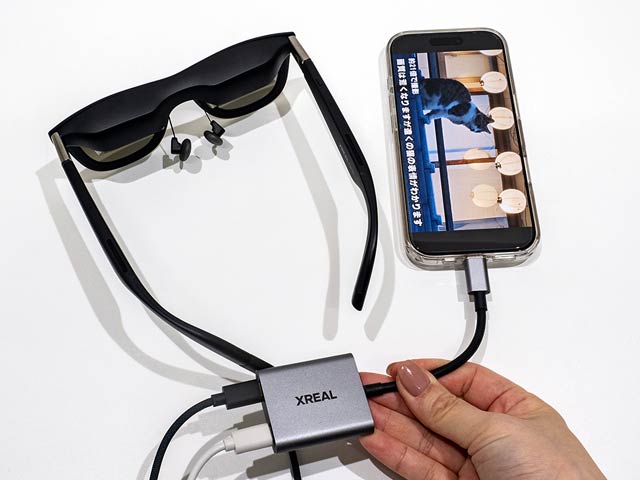 スマホを充電しながら使える！
