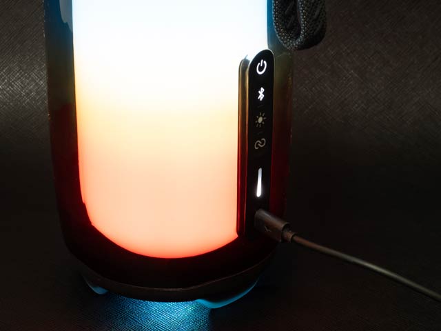 フル充電で約12時間再生可能