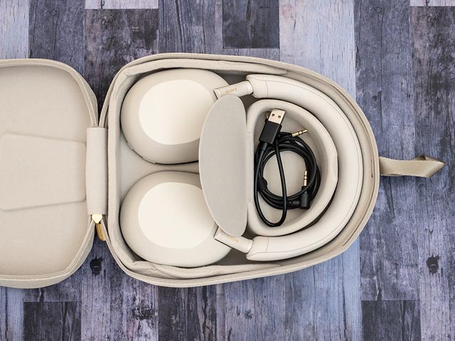 付属品はフタ付きのスペースに