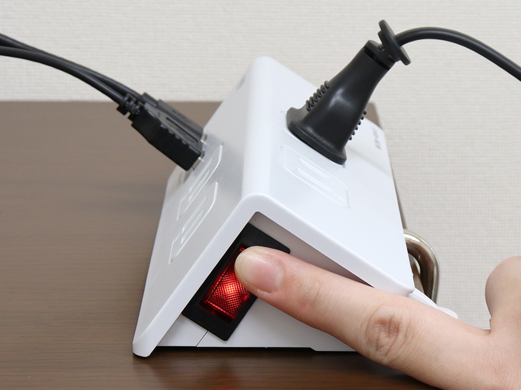 サンワサプライの電源タップと収納ケースで、デスク周りをスッキリさせ ...