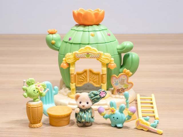 サボテン衣装のライオンの赤ちゃんがセット