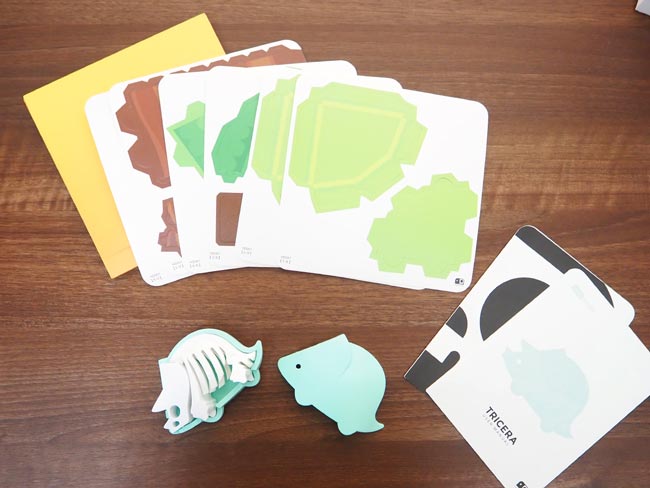 DINO バッジ & ラバーバンド セット 骨が見えちゃう恐竜と、ペーパクラフトが楽しいHALFTOYS｜試用